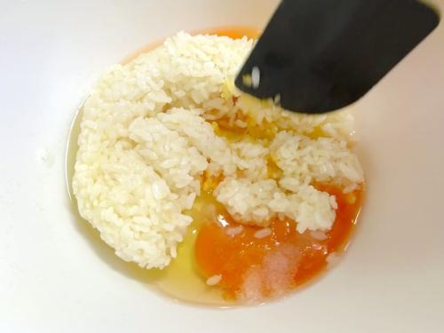 ご飯と卵を一緒に混ぜる