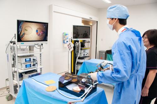 高校生が模擬手術室で機器操作に挑戦　J＆Jイベントを取材、医療の未来探る