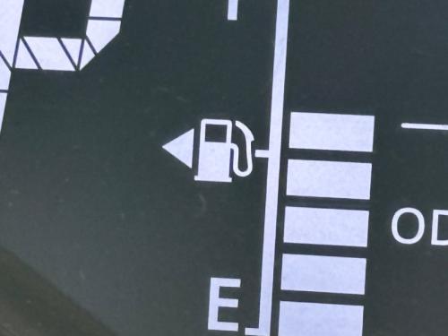 小さな矢印マークが、「給油口が車のどちら側にあるか」を示している