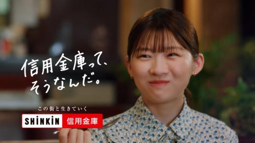 満足そうに笑みを浮かべる場面
