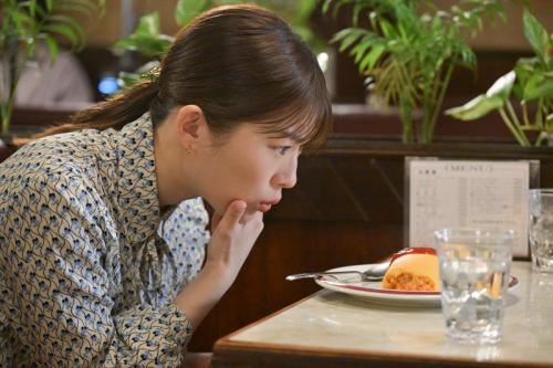 オムライスを見つめる伊藤さん
