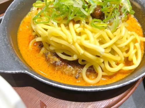 ハンバーグの上に担々麺