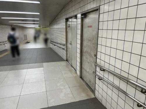壁に埋め込まれた扉