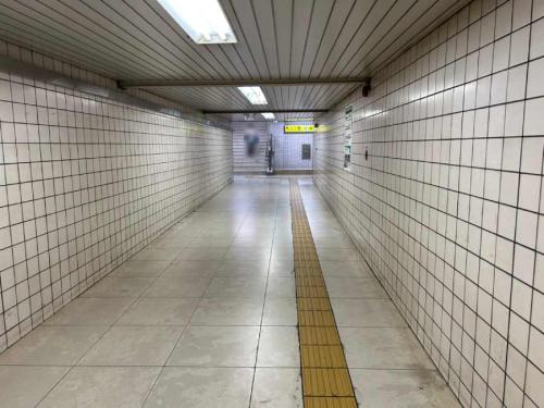 9番出口方向へ向かう通路