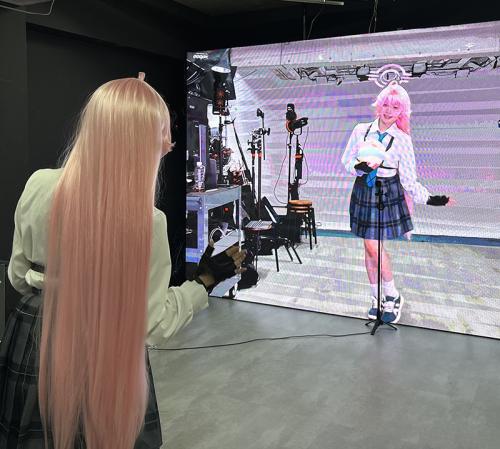 ゲーム「ブルーアーカイブ」のキャラクターたちの頭上に輝く“天使の輪”「ヘイロー」をAIとARの技術で自分の頭上に表示できる「ヘイローリンクシステム」