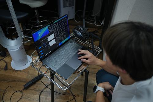 カメラに映った人間の姿勢を検出するAIと、人物がどのキャラクターであるかを判定するAIの2つで構成