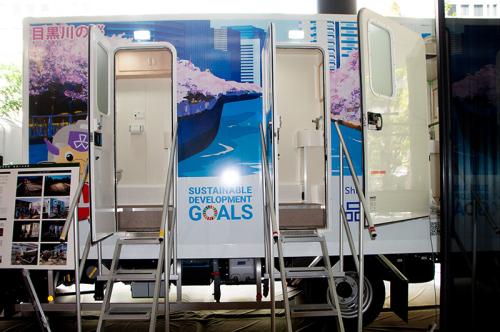 助けあいジャパンが提供するトイレトレーラー