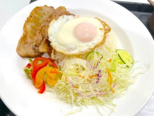 好みが分かれると評判の松屋「コムタム風ポークライス」を実食 大使館お墨付きのソースの味は?