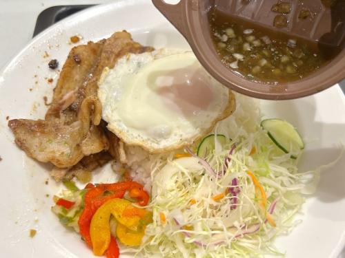 ソースをかける