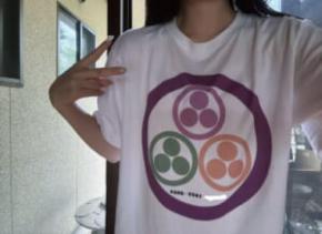 法事で配られた家紋＆没年入りTシャツが話題　“フェス感”漂うセンスに爆笑