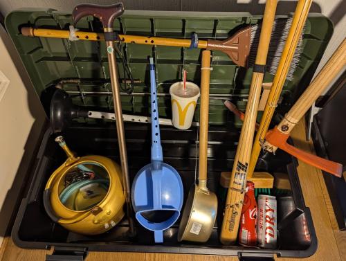 ジョウロが笛に、バットが弦楽器に　シュールで美しい日用品楽器の世界