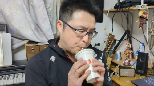 ドリンクカップで演奏