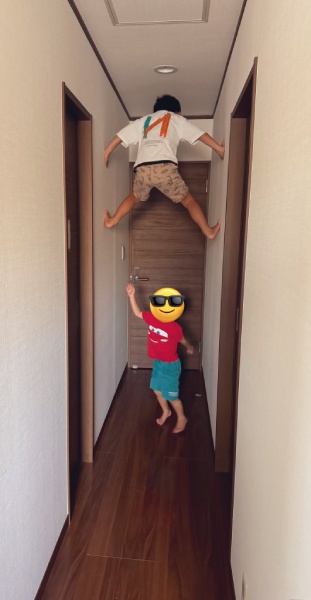 「男児を育ててるな」と実感する瞬間 廊下で壁登りする姿に共感続々