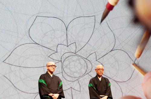 円や線の軌跡をすべて残す「紋曼荼羅(もんまんだら)」という技法を取り入れ、幾重にも重なる円を表現