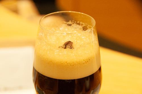 エスプレッソにブラウンシュガーと氷を加え、クリーミーな泡を添えた「スレイヤーコールドエスプレッソ」