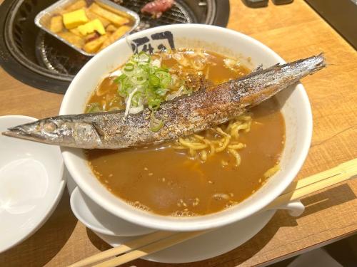 丼にサンマが丸ごと横たわる衝撃 牛角の「秋刀魚ラーメン」実食レポ