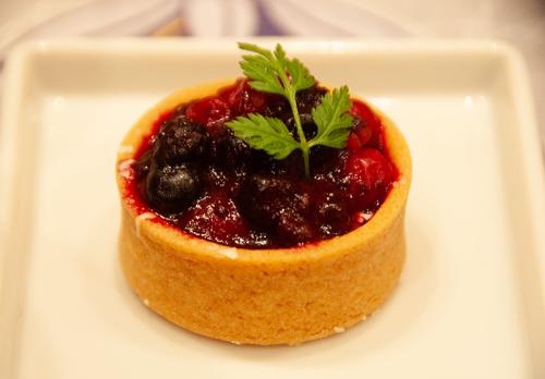 甘酸っぱいミックスベリーとクリームチーズを合わせ、アクセントにライスパフを入れた「ベリー&チーズタルト」