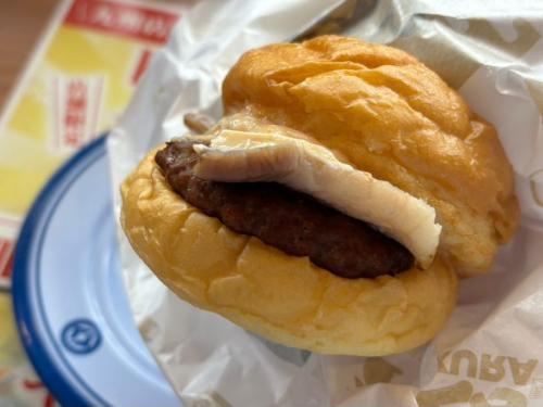 オムレツ、ベーコン、ハンバーグの三層が実においしそう