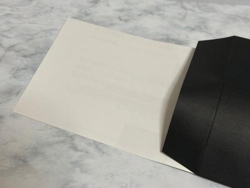 黒い封筒の中には2枚の紙が