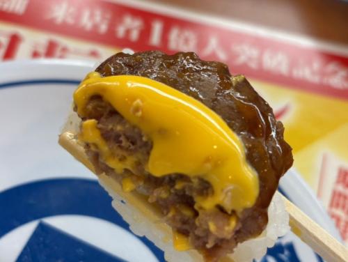 チーズソースがハンバーグの美味しさをより一層引き立てる