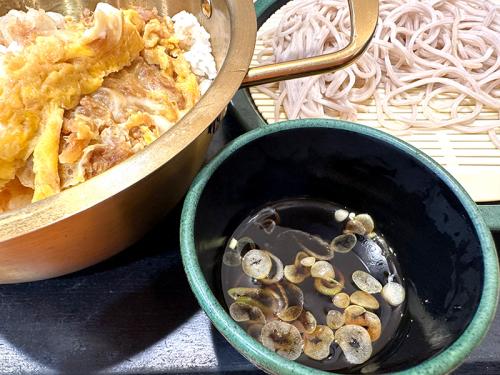 そばを”チェイサー”にして、倍盛りの鍋かつ丼を食べ進める
