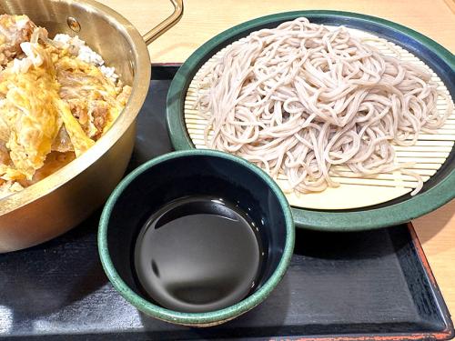 かつ丼に添えられたそばが味変で大活躍