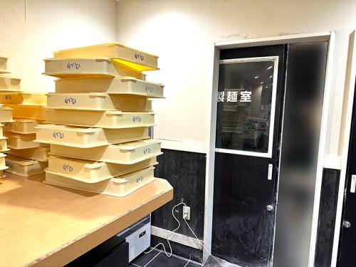 店内には製麺室が