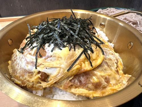 直径18センチ、深さ10センチほどの鍋に盛られたかつ丼。「アタマ」が通常のかつ丼セットの2倍