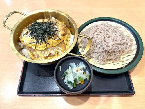 脂肪と好奇心は人一倍!体重110キロ記者、ゆで太郎「倍盛り鍋かつ丼セット」に挑戦