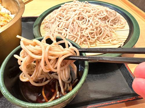 そばを”チェイサー”にして、倍盛りの鍋かつ丼を食べ進める