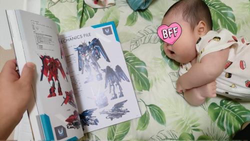 赤ちゃんがガンダム資料集に夢中？　父の「英才教育」ぶりに反響