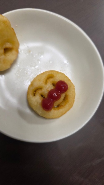 ケチャップを鼻と頬部分に塗ると、誰が見ても分かるアンパンマンに