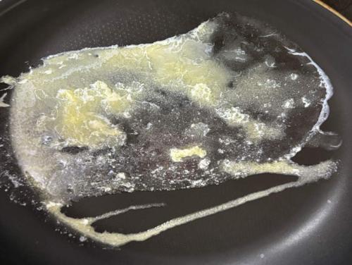 フライパンにバターを溶かす