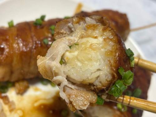外側の豚肉はカリッと香ばしく、中からはチーズが登場