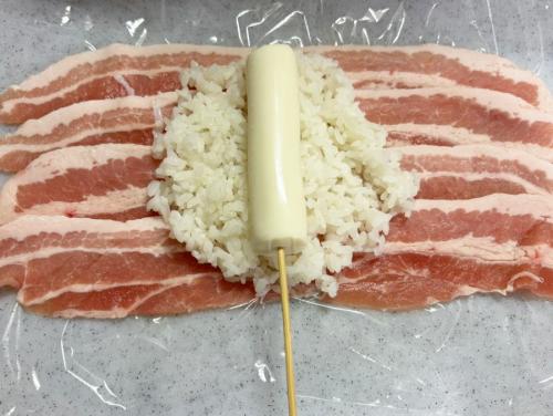 ごはん、豚バラ肉を巻き付ける