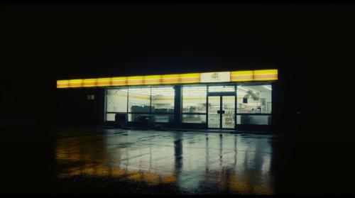 暗闇の中で不気味に照明が点滅するコンビニの映像