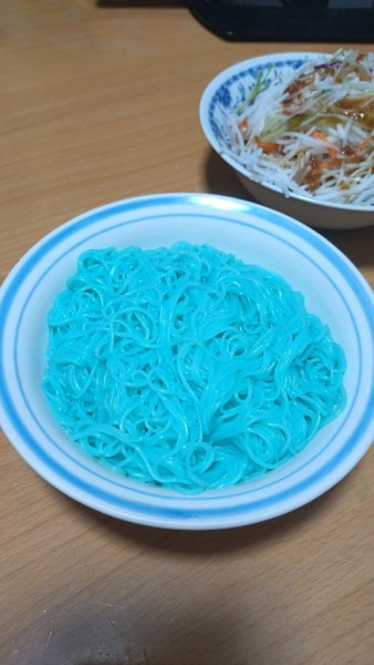そうめん好きも思わず顔面蒼白? 真っ青な「蒼めん」爆誕