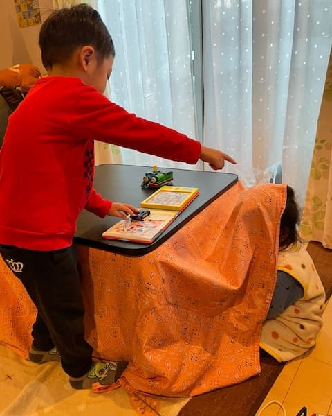 こたつからはみ出ている