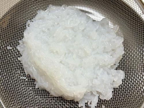 刻んだしらたきは少し白米に似ている