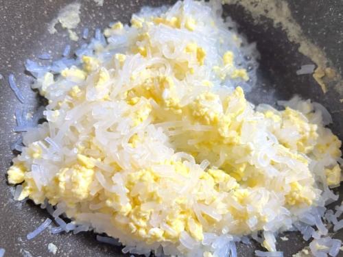 卵としらたきを炒め合わせる