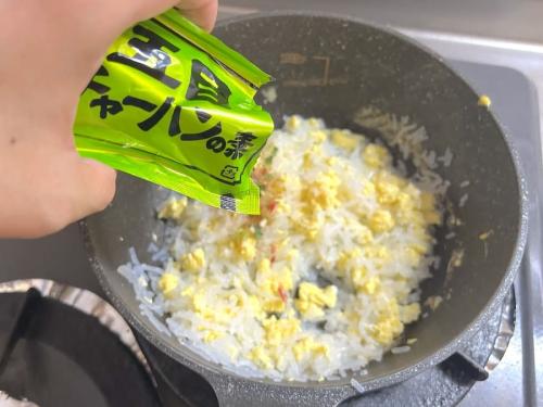 炒飯の素を投入
