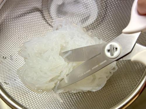 しらたきを刻む