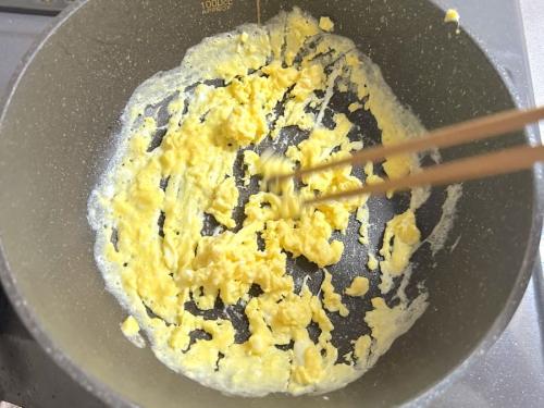 卵を炒める