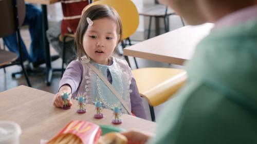 マクドナルド「セット500」新CM「カプセルトイ」篇