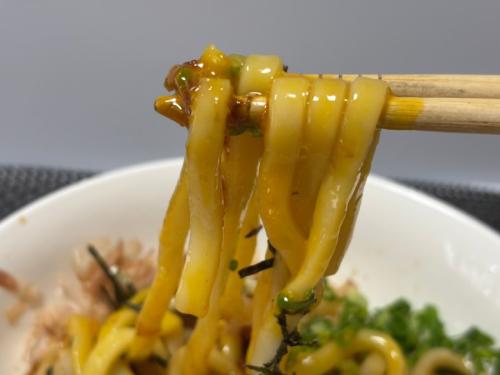 太めのうどんにタレと油がよく絡み、にんにくが効いたパンチのある味わい
