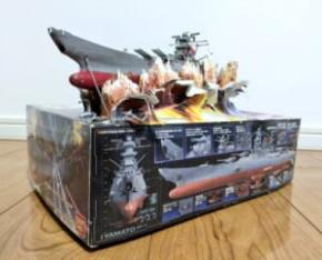 プラモデルの箱を突き破って抜錨!迫力たっぷりの「宇宙戦艦ヤマト」ジオラマ
