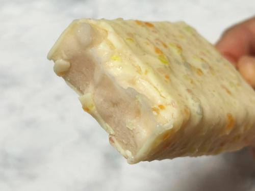 中のミックスフルーツ味アイスはもっちりねっとりとした食感