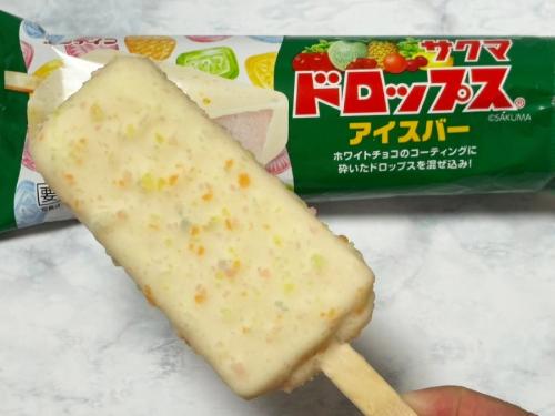 缶をガラガラ振ったあの日の記憶蘇る ファミマ限定「サクマドロップスアイスバー」を実食