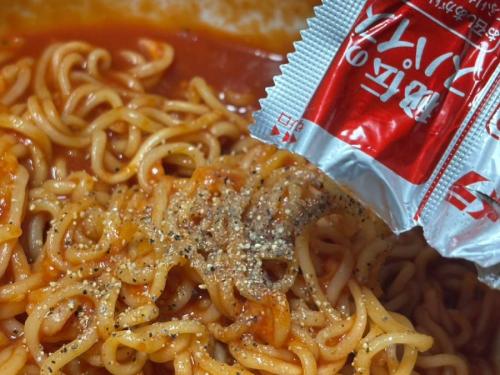 商品付属の「秘伝のスパイス」を振りかける