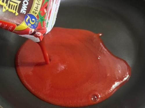 まずはフライパンにトマトジュースと水を入れ加熱